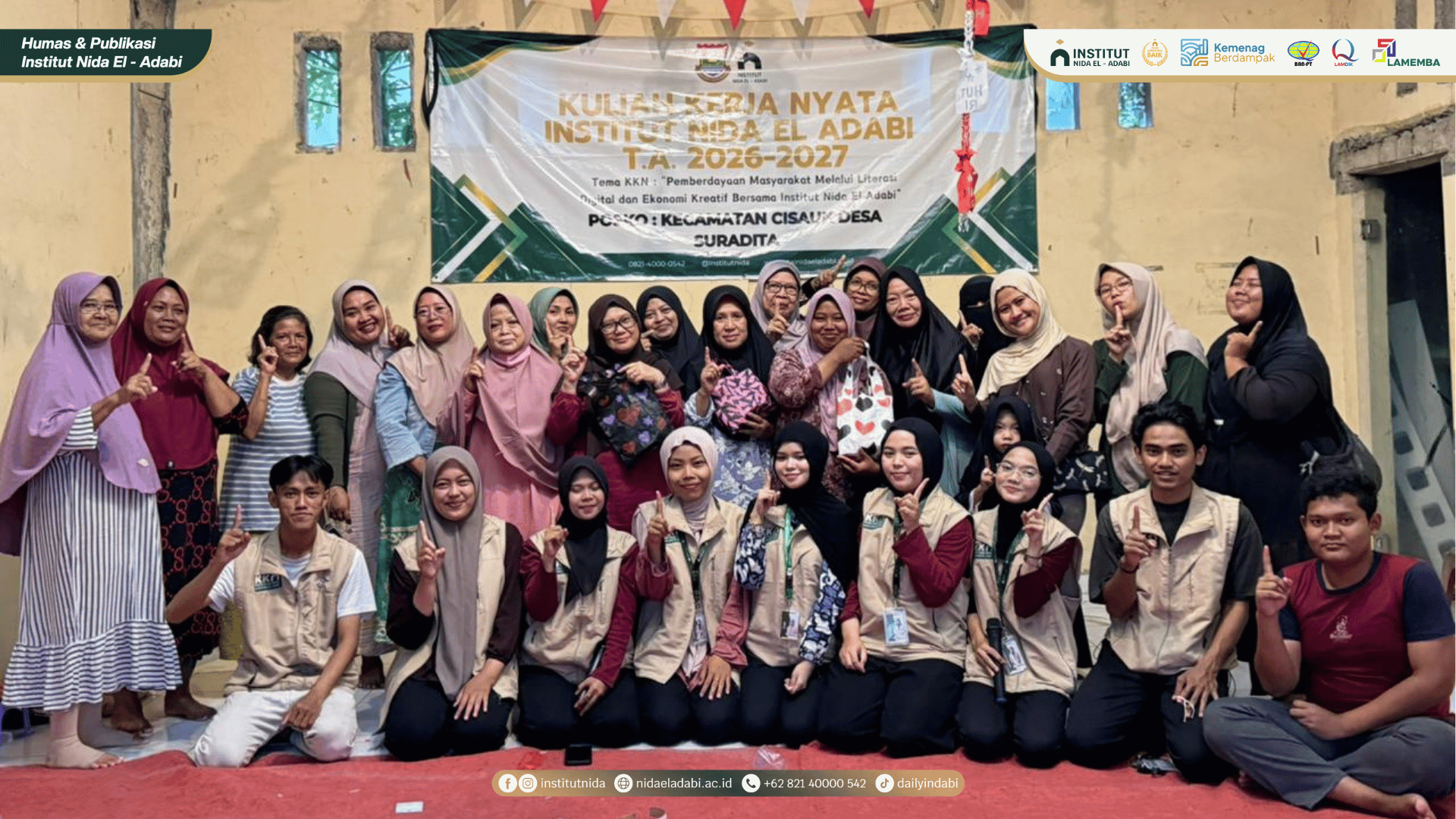 Foto bersama mahasiswa KKN Kelompok 1 Indasarta Institut Nida El Adabi dan warga Desa Suradita RW 08