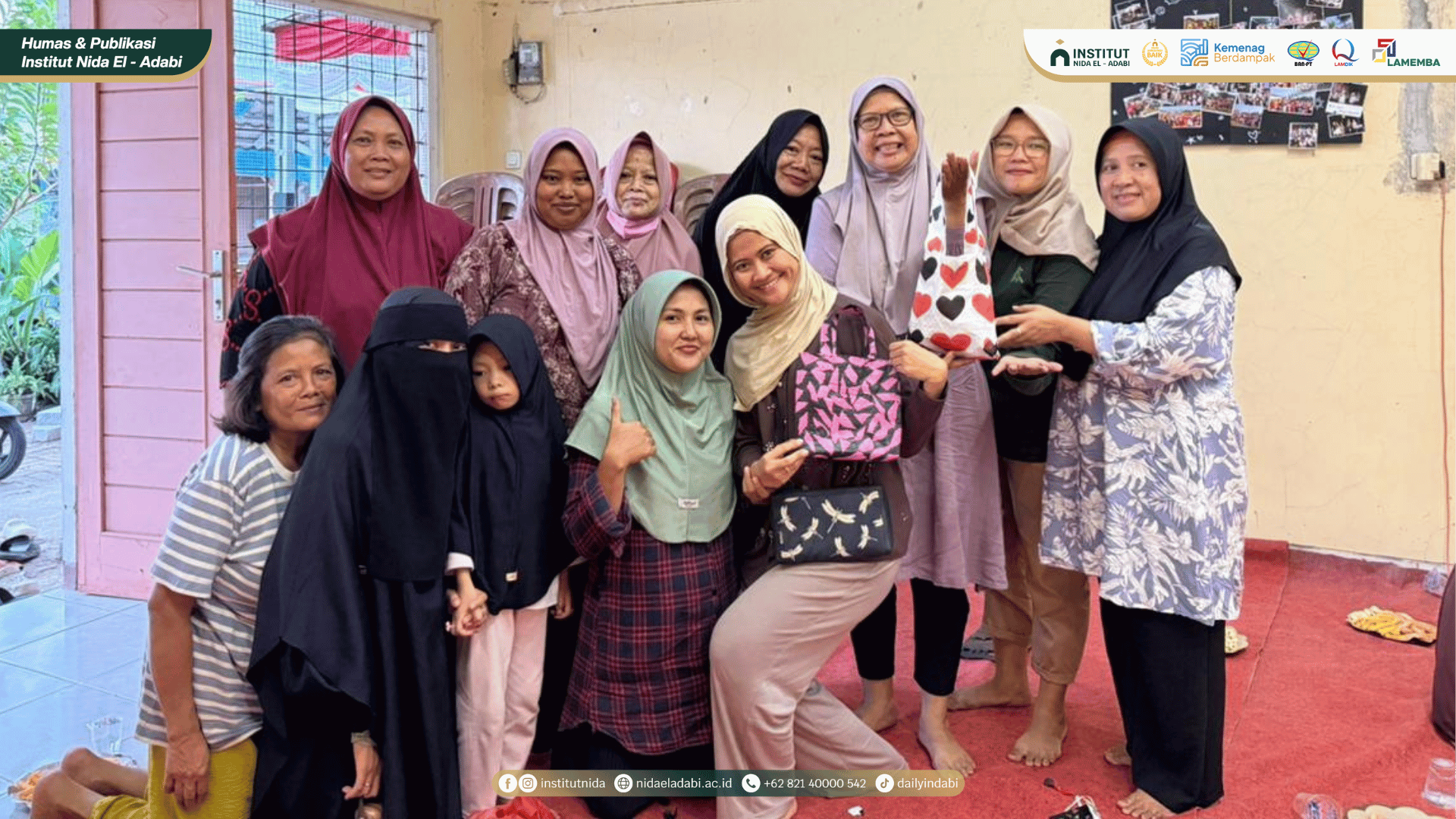 Warga Desa Suradita memamerkan tas hasil kreasi daur ulang limbah plastik bersama tim KKN