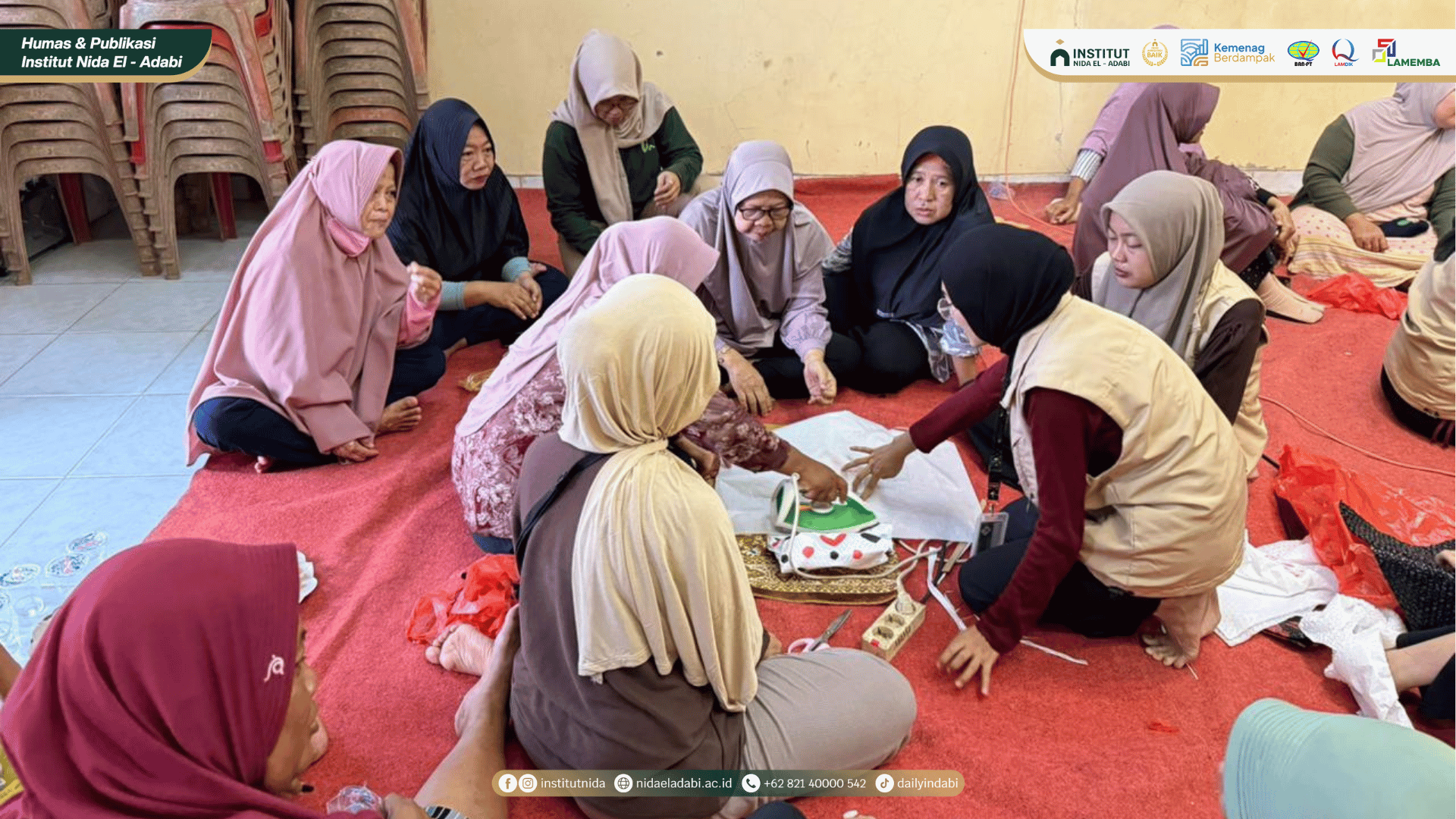 Mahasiswa KKN mendampingi warga Desa Suradita mempraktikkan proses daur ulang kantong plastik menggunakan setrika.