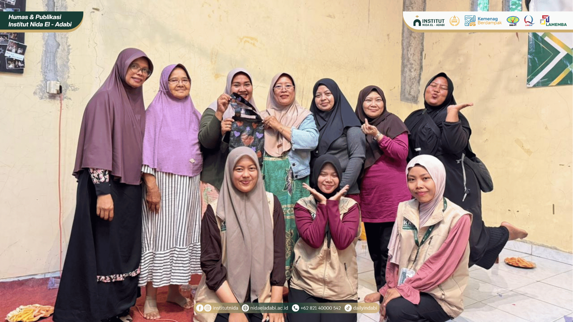Foto keakraban peserta workshop dan mahasiswa KKN memegang tas hasil daur ulang