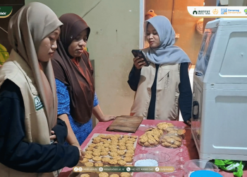 Dorong Ekonomi Lokal, KKN INDABI Dampingi Ibu-Ibu Lengkong Kiyai Olah Kue Kaak Jadi Produk Unggulan