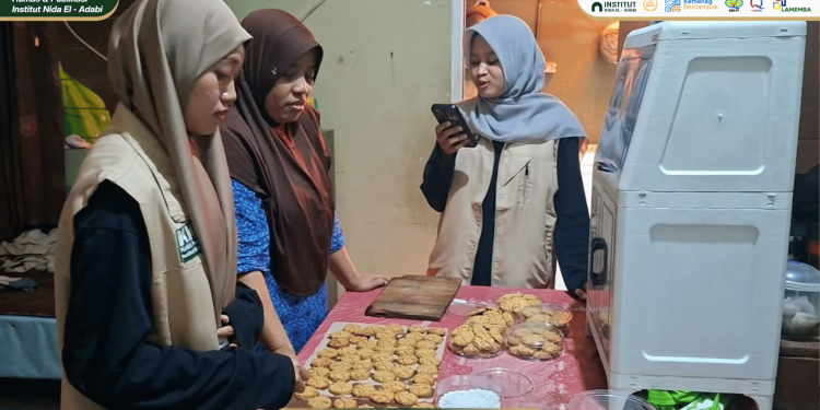 Dorong Ekonomi Lokal, KKN INDABI Dampingi Ibu-Ibu Lengkong Kiyai Olah Kue Kaak Jadi Produk Unggulan