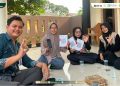 Tinggalkan Uang Kembalian: Kolaborasi KKN Akara 06 Nida El-Adabi dan BSI Hadirkan Kemudahan QRIS untuk UMKM Bojong Kamal