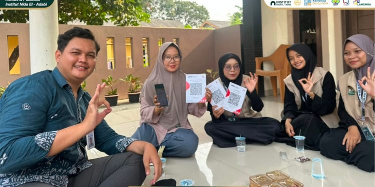 Tinggalkan Uang Kembalian: Kolaborasi KKN Akara 06 Nida El-Adabi dan BSI Hadirkan Kemudahan QRIS untuk UMKM Bojong Kamal