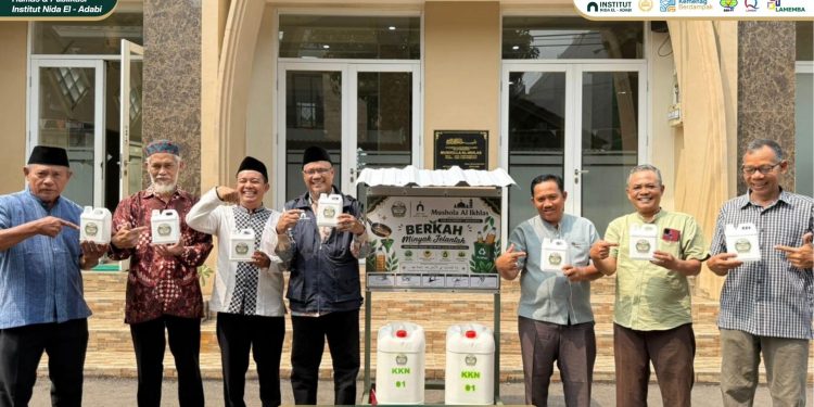 Berkah Minyak Jelantah: Inisiatif KKN Mahasiswa Institut Nida El-Adabi Ubah Limbah Dapur Jadi Manfaat untuk Mushola Al-Ikhlas