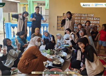 Gandeng Ibu-Ibu Desa Cihuni, Mahasiswa KKN 07 NIDASACI Rintis Produk Keripik Pisang Cokelat Bernilai Jual